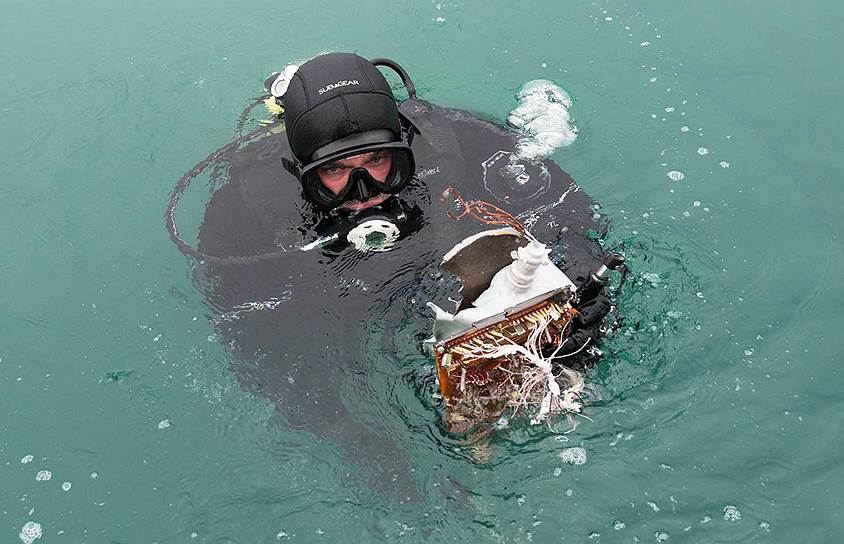 27 и 28 декабря из воды были извлечены два бортовых самописца. На основе их данных эксперты заявляли, что версия об ошибке пилотирования воздушного судна является приоритетной. Тогда же источник в оперативном штабе на месте ЧС сообщал, что, по предварительным данным, на борту рассогласованно сработали закрылки. В результате подъемная сила якобы была потеряна, скорость не была достаточной для набора высоты, и самолет упал