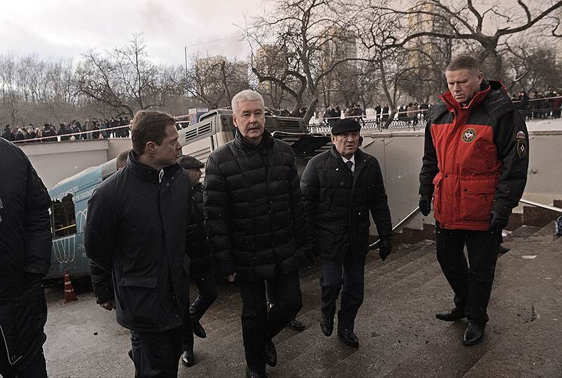 Мэр Москвы Сергей Собянин (в центре), руководитель департамента транспорта и развития дорожно-транспортной инфраструктуры города Москвы Максим Ликсутов (слева) и заместитель мэра Москвы в правительстве Москвы по вопросам жилищно-коммунального хозяйства и благоустройства Петр Бирюков (второй справа) на месте ДТП 