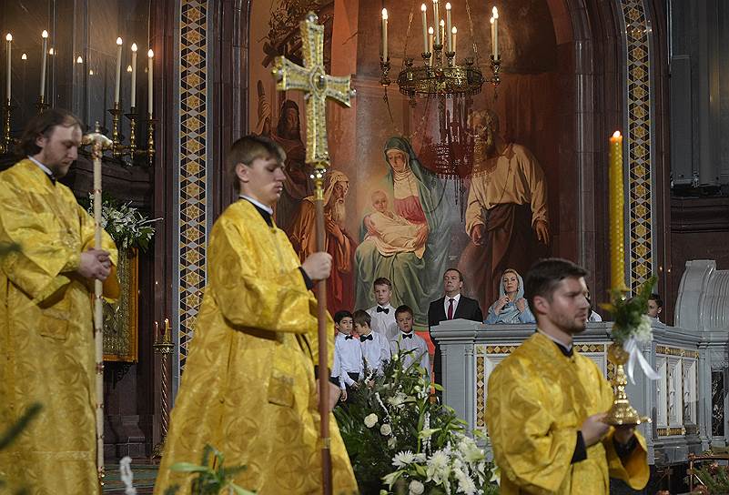 Премьер-министр России Дмитрий Медведев (в центре слева) с женой Светланой во время богослужения