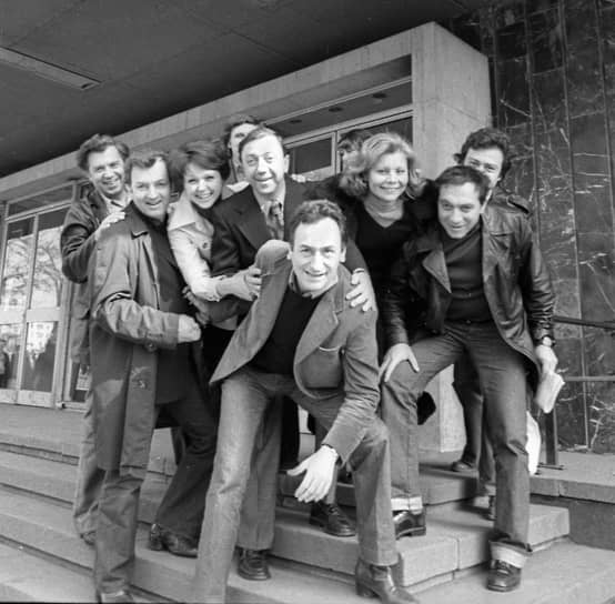 После окончания Театрального училища имени Щукина в 1959 году начинающего артиста пригласили в Московский театр имени Ленинского комсомола. В 1967 году он перешел в Театр на Малой Бронной, и в этом же году попал в труппу Московского академического театра сатиры, где проработал всю жизнь На фото: Михаил Державин (второй слева) с актерами Московского театра сатиры и французским режиссером Антуаном Витезом (в центре)
