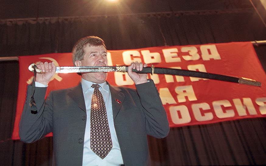 «Но настораживают, Геннадий Андреевич, следующие слова: что вы не пойдете на непродуманные, скоропалительные действия»    На фото: Виктор Анпилов на съезде движения «Трудовая Россия» 25 ноября 2001 года 