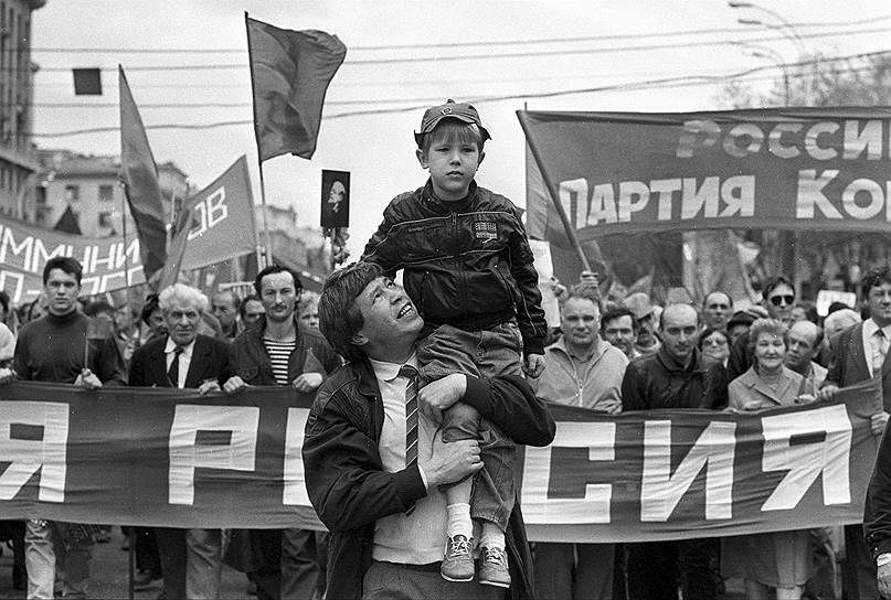 Виктор Анпилов родился 2 октября 1945 года в селе Белая Глина Краснодарского края. В 1960 году окончил среднюю школу и поступил в ремесленное училище Таганрога. Позже учился в школе рабочей молодежи и на факультете международной журналистики МГУ. В 1972 году вступил в КПСС. В 1973 году после получения диплома уехал работать на Кубу переводчиком    На фото: Виктор Анпилов во время Первомайской демонстрации в 1993 году 