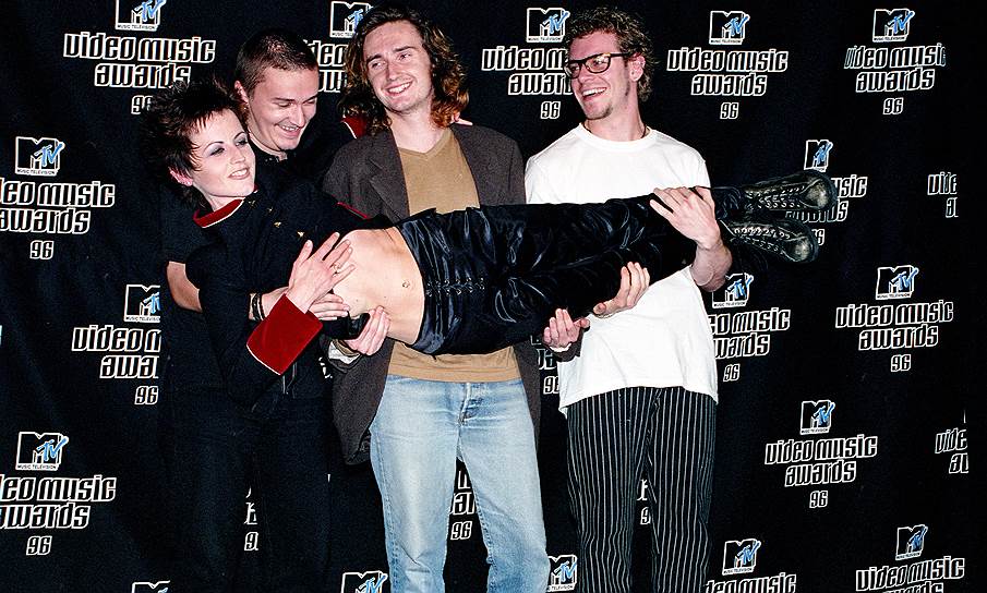 В том же году группа The Cranberries взяла творческий отпуск. Ее участники были сосредоточены на развитии сольных проектов и не выступали вместе до 2009 года