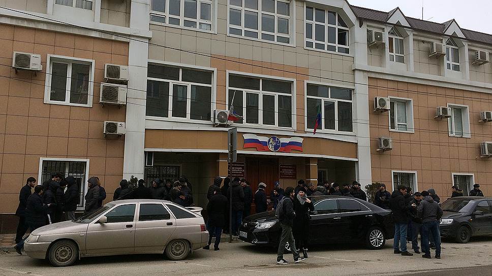 Перед зданием Советского райсуда Махачкалы 