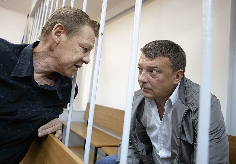 Михаил Максименко, экс-начальник главного управления межведомственного взаимодействия и собственной безопасности СКР Обвиняется в получении двух особо крупных взяток, включая вознаграждение в размере $500 тыс. за освобождение из-под стражи Андрея Кочуйкова. Взятку передал владелец сети ресторанов Олег Шейхаметов (избежал уголовного преследования, поскольку явился с повинной). В апреле 2018 года Мосгорсуд приговорил его к 13 годам колонии строгого режима и штрафу в 165 млн рублей