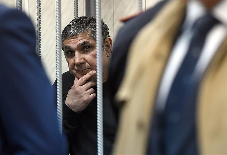 Захарий Калашов (Шакро Молодой), вор в законе Задержан за вымогательство 8 млн руб. у Жанны Ким, владелицы ресторана Elements на Рочдельской улице в Москве, возле которого в декабре 2015 года в перестрелке с участием людей Шакро погибли два человека. Также, по данным следствия, за взятки пытался добиться освобождения из-под стражи криминального авторитета Андрея Кочуйкова (Итальянец). В марте 2018 года осужден на 10 лет