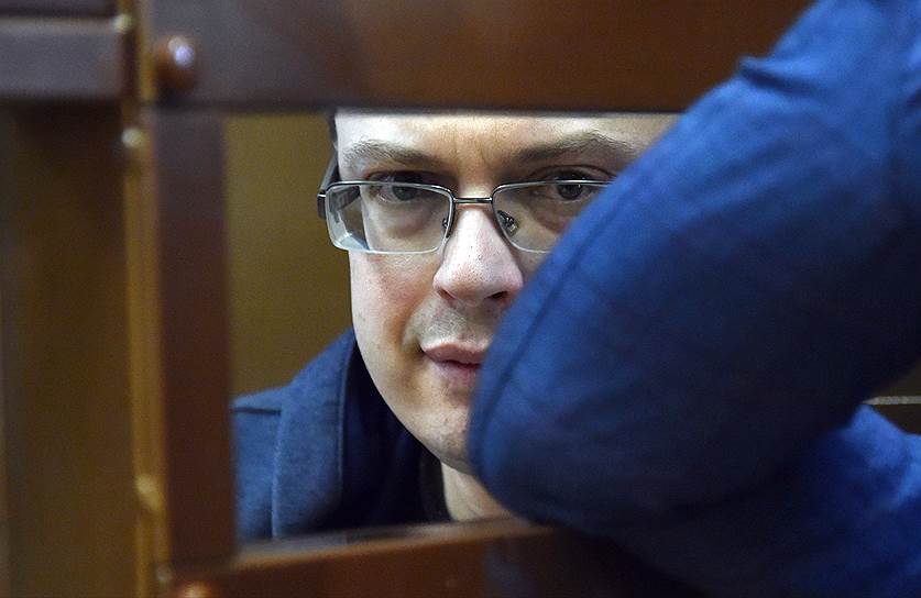 Денис Никандров, бывший первый замначальника Главного следственного управления СКР по Москве По данным прокуратуры, Денис Никандров за взятку принял меры к решению вопроса об освобождении Андрея Кочуйкова из-под стражи путем переквалификации преступлений. 16 августа 2018 года суд приговорил его к 5,5 годам колонии по делу о взятке