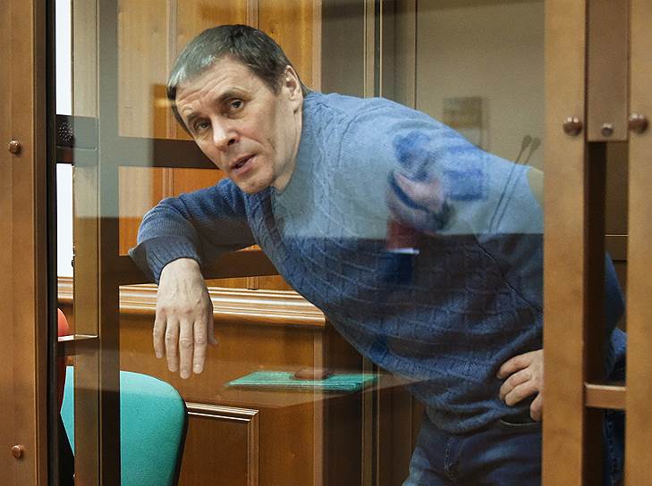 Александр Ламонов, глава управления собственной безопасности СКР По данным следствия, был посредником в передаче взятки Михаилу Максименко за освобождение из-под стражи Андрея Кочуйкова. 26 июля 2018 года приговорен к пяти годам колонии