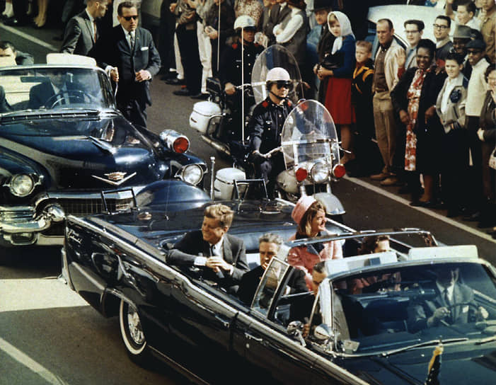 22 ноября 1963 года в Далласе был смертельно ранен выстрелом из винтовки президент США Джон Кеннеди. Несмотря на то, что убийцей был признан Ли Харви Освальд, споры об организаторах и обстоятельствах смерти Кеннеди не утихают до сих пор