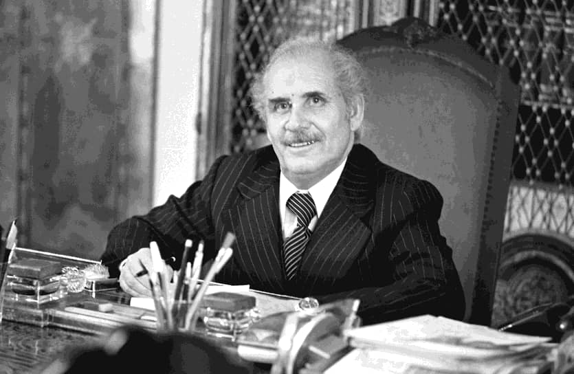 Судьба его преемника, пришедшего к власти в ходе Саурской революции, Нур Мохаммада Тараки также не сложилась успешно: коммунистически настроенный премьер-министр был смещен со своего поста спустя год, а 9 октября 1979 года был задушен офицерами. 12 декабря того же года было принято решение о вводе советских войск в Афганистан