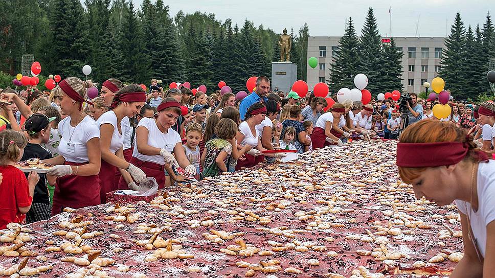 Этим летом в Осинниках состоялся первый в истории города фестиваль «Арт-вишня», где одним из основных номеров программы стал вишневый пирог размером с городскую площадь и весом 419 кг 
