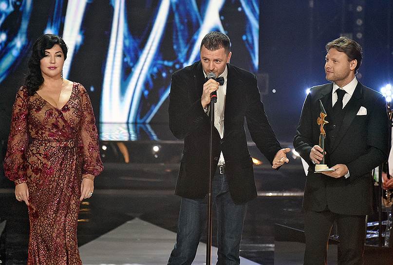 Слева направо: редакционный директор российской версии журнала The Hollywood Reporter Мария Лемешева, генеральный директор компании «Ракета Релизинг» Максим Рогальский и композитор, певец Александр Коган
