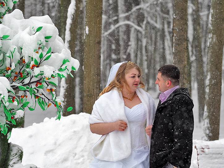 Молодожены во время свадебной фотосессии 