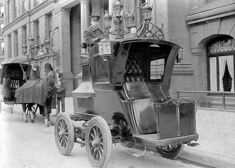 После 1912 года популярность электромобилей стала снижаться из-за нового двигателя внутреннего сгорания (ДВС) Генри Форда и конвейерного метода сборки автомобилей. К 1913 году цена на машины с ДВС упала до $650, в то время как электромобиль стоил $1750 На фото: кэб на конной тяге (слева) и пришедший ему на смену электромобиль компании Columbia