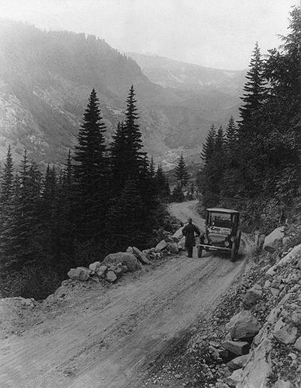 К середине 1930-х годов электромобили окончательно отступили, уступив место бензиновым и дизельным машинам На фото: автомобиль Detroit Electric во время промо-тура «Из Сиэтла до горы Рейнир», 1919