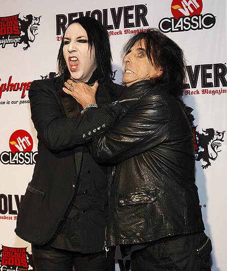 С 2004 года Элис Купер является ведущим радиопередачи Nights with Alice Cooper, в которой он делится своими воспоминаниями и берет интервью у известных рок-музыкантов На фото: с музыкантом Мэрилином Мэнсоном