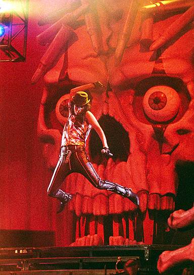 В 1967 году The Spiders отправились в тур по Калифорнии. Позже группа была переименована в The Nazz, однако ее участники узнали, что коллектив с таким названием уже существует, и придумали новое — Alice Cooper. Винсент Фурнье стал использовать его в качестве псевдонима