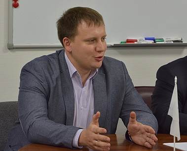 Василий Дякун — омский бизнесмен, учредитель и совладелец ООО «Сибирский банк “Сириус”» (бывший «Единый строительный банк»). В январе 2017 года банк лишился лицензии, в марте был признан банкротом