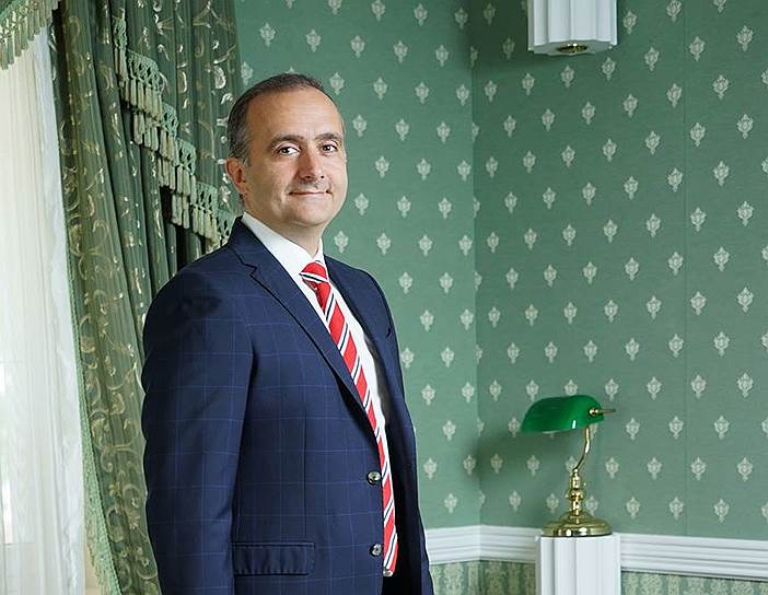 Константин Дюльгеров — основатель розничной сети «Конст» в Нижневартовске (ХМАО). По данным СПАРК-Интерфакс, он владел или был аффилирован с различными розничными бизнесами в ХМАО: рестораны, продуктовые магазины, магазины электроники, ювелирных товаров, одежды. В 2010 году против него возбудили уголовное дело о мошенничестве. В 2013 году он эмигрировал в США. Годом позже в отношении него возбудили второе дело по ст. 309 УК РФ (подкуп или принуждение к даче показаний или уклонению от дачи показаний)
