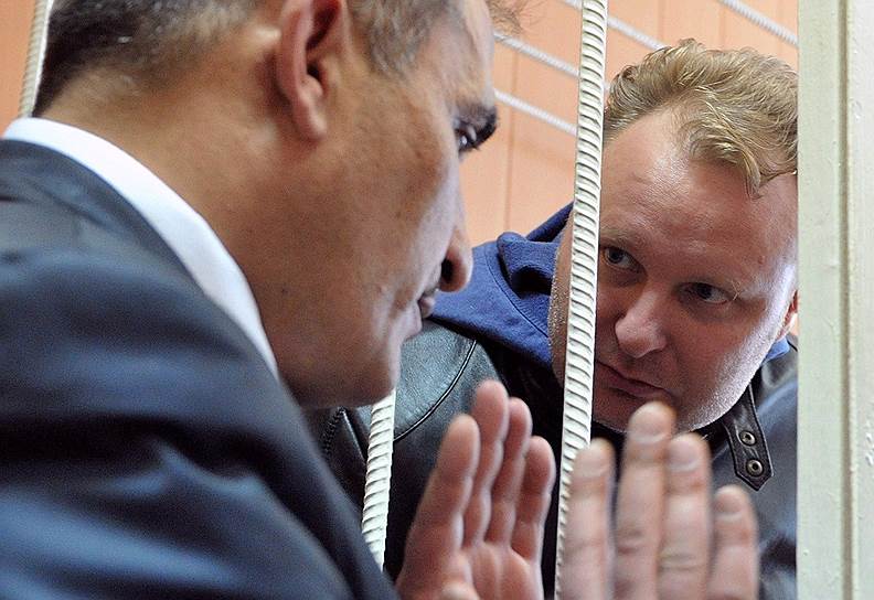 Алексей Бажанов (на фото справа) — в 2009-2010 годах замминистра сельского хозяйства РФ, основатель группы компаний «Маслопродукт». Господин Бажанов, скрывающийся в Великобритании, в России обвиняется в хищении более чем 10 млрд руб. при строительстве маслозавода в Воронежской области