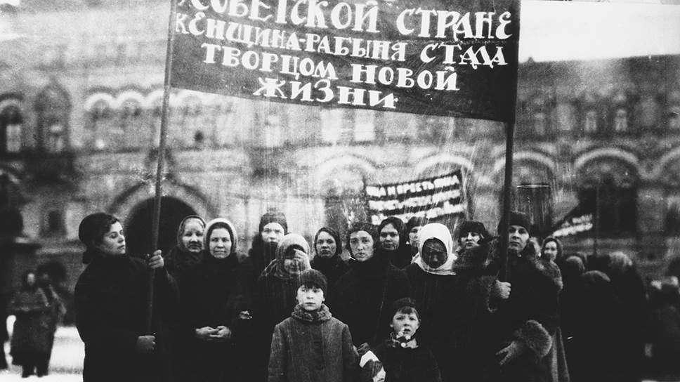 «Мы можем теперь сказать с полной гордостью, без всякого преувеличения, что, кроме Советской России, нет ни одной страны в мире, где бы было полное равноправие женщин и где бы женщина не была поставлена в унизительное положение, которое особенно чувствительно в повседневной, семейной жизни» (Ленин В. О задачах женского рабочего движения в Советской республике)