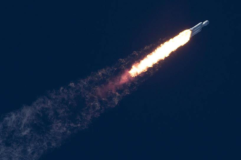 Вскоре после старта от ракеты отделились два разгонных блока из трех. Третий блок должен был вывести автомобиль Tesla на путь к гелиоцентрической орбите вокруг Солнца