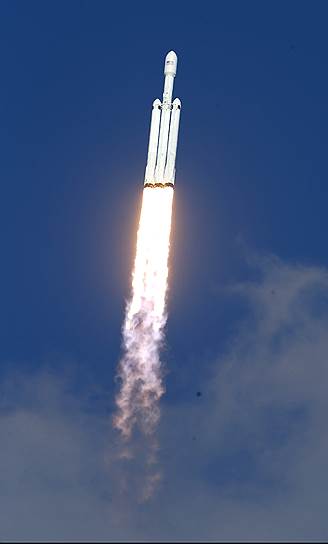 Во время запуска в машине Илона Маска, находившейся в грузовом отсеке Falcon Heavy, играла песня Дэвида Боуи «Life on Mars?»