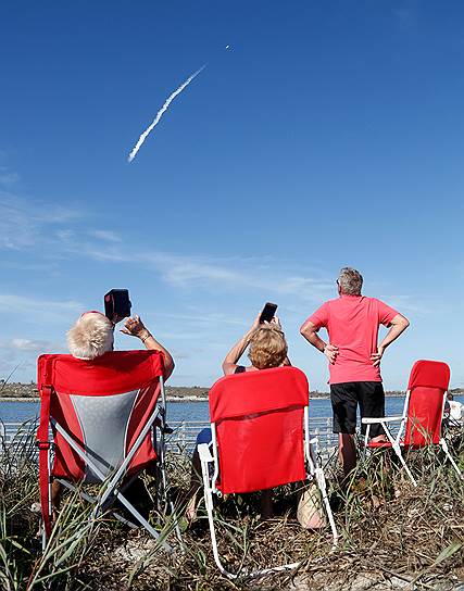 Компания планирует использовать Falcon Heavy и космический корабль Dragon для частного запуска людей вокруг лунной орбиты в конце 2018 года