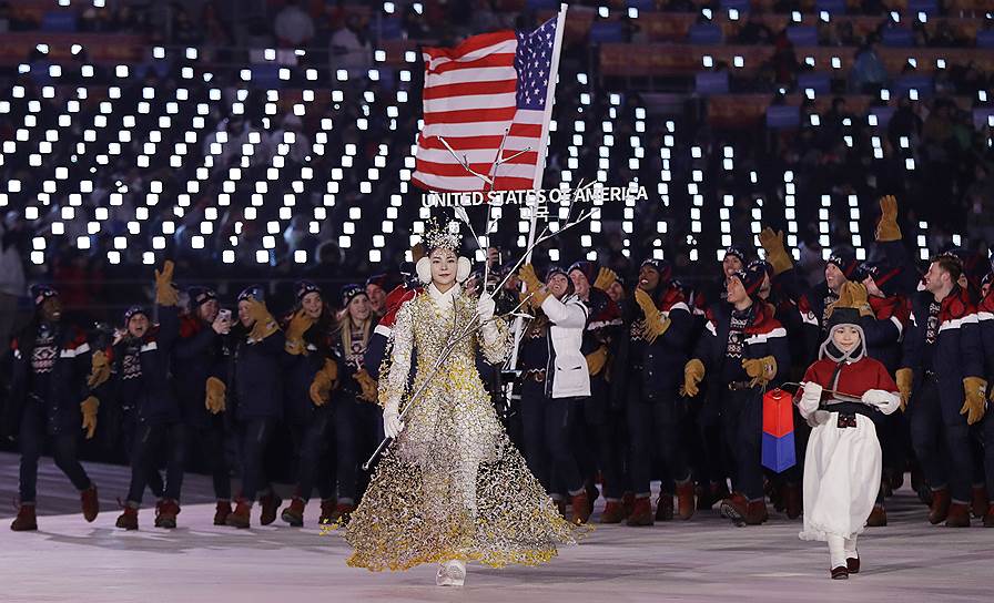 Саночница и призер Олимпийских игр Эрин Хэмлин несет флаг США