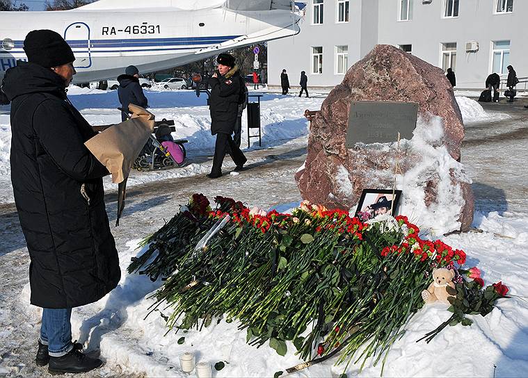 "Саратовские авиалинии" временно приостановили полеты на Ан-148. В аэропорту Саратова 12 февраля прошла траурная акция в память о жертвах катастрофы