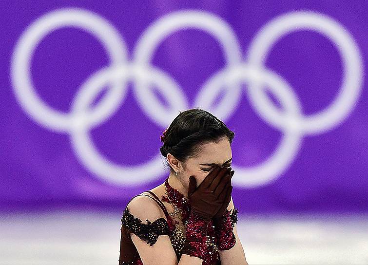 Российская фигуристка Евгения Медведева после выступления в произвольной программе женского одиночного катания