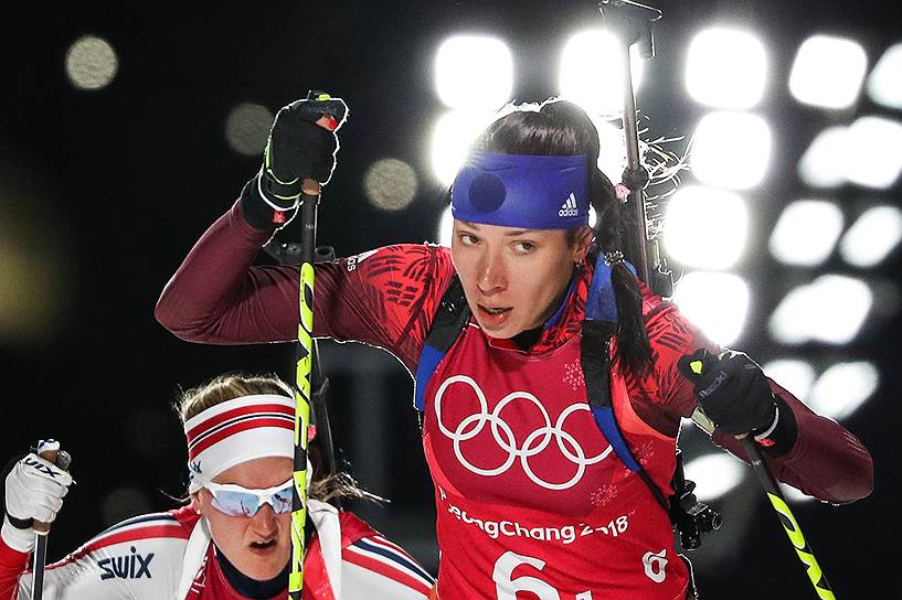 Спортсменка из России Ульяна Кайшева во время смешанной эстафеты по биатлону