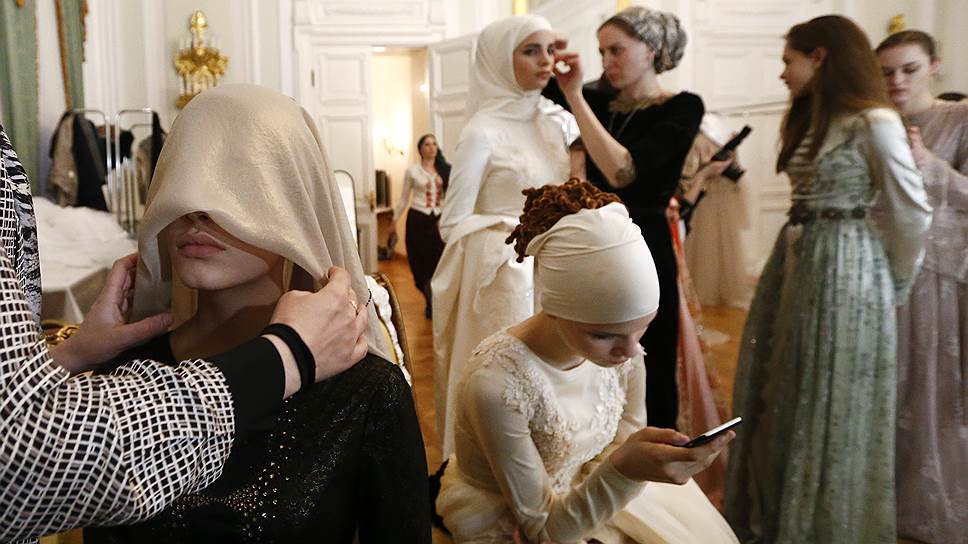 Модели готовятся к показу коллекции Firdaws во время Mercedes-Benz Fashion Week Russia (март 2017 года)