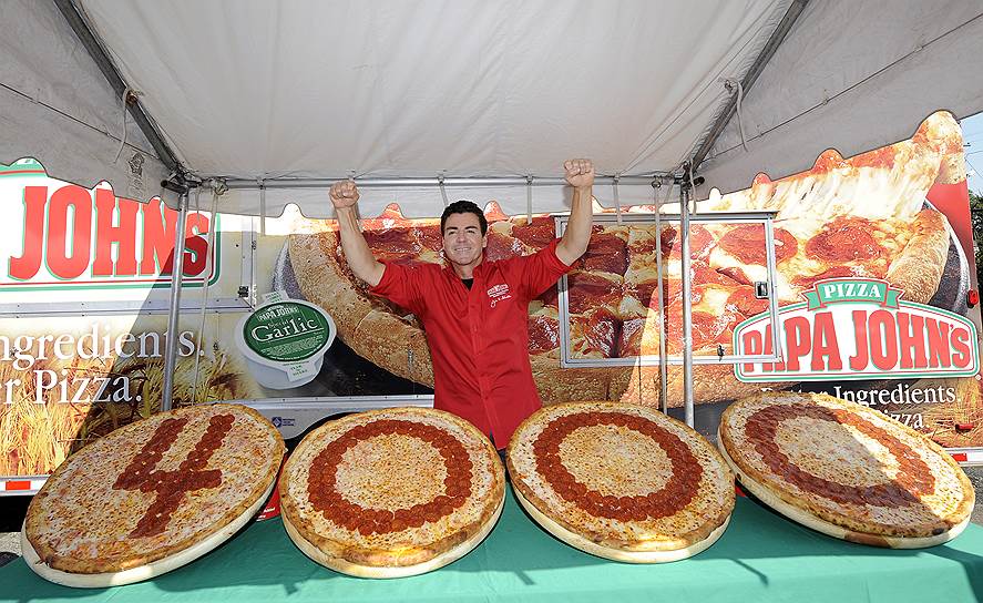 В декабре 2017 года из-за расистского скандала ушел в отставку основатель Papa John's Джон Шнаттер. Сеть пиццерий является спонсором Национальной футбольной лиги США, и с 2016 года игроки на матчах в знак протеста против предвзятого отношения полицейских к афроамериканцам вставали на одно колено во время исполнения гимна. Шнаттер заявил, что после их флешмоба ухудшились продажи компании