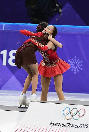 Российские фигуристки Евгения Медведева (слева) и Алина Загитова