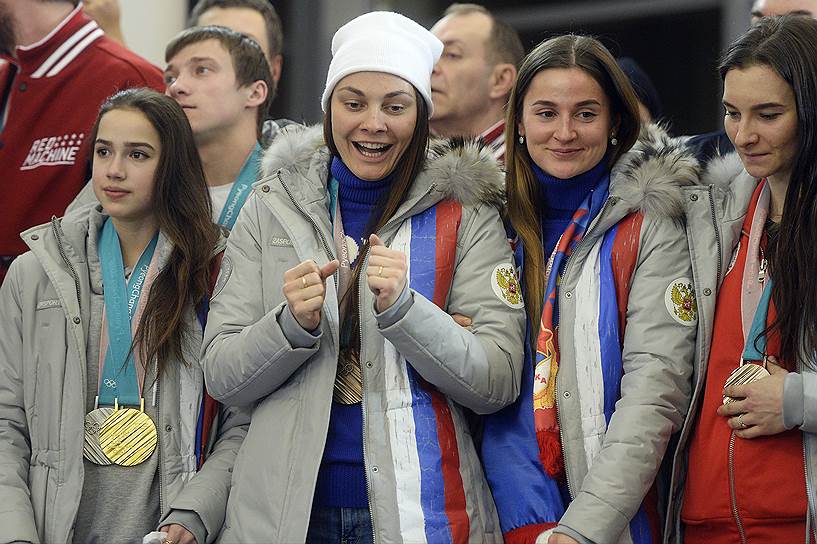 Слева направо: фигуристка Алина Загитова, лыжницы Анастасия Седова, Юлия Белорукова и Наталья Непряева