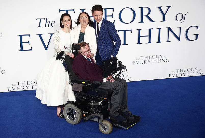 «Когда мне было двенадцать, один из моих друзей поспорил с другим на мешок конфет, что из меня никогда ничего не получится путного. Не знаю, действительно ли состоялся спор, и кто в итоге победил…»   В 2014 году на экраны вышел фильм "Вселенная Стивена Хокинга" с Эдди Рэдмейном (справа) в роли гениального астрофизика. Основой для сценария послужили мемуары первой жены Хоуинга Джейн Уайлд (в центре). Фильм получил 5 номинаций на "Оскар", но только одну статуэтку – за лучшую мужскую роль 