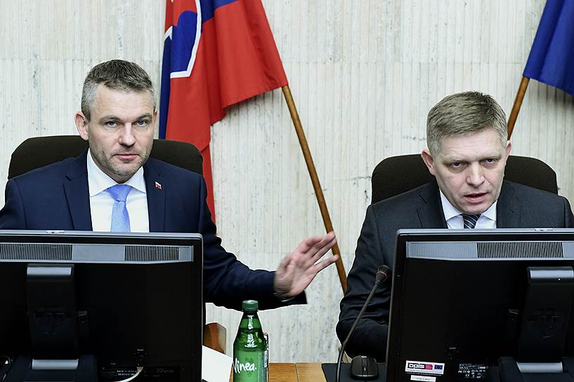 Вместо Роберта Фицо (справа) поиском путей выхода из охватившего правительство Словакии кризиса теперь займется его соратник по партии Петер Пеллегрини