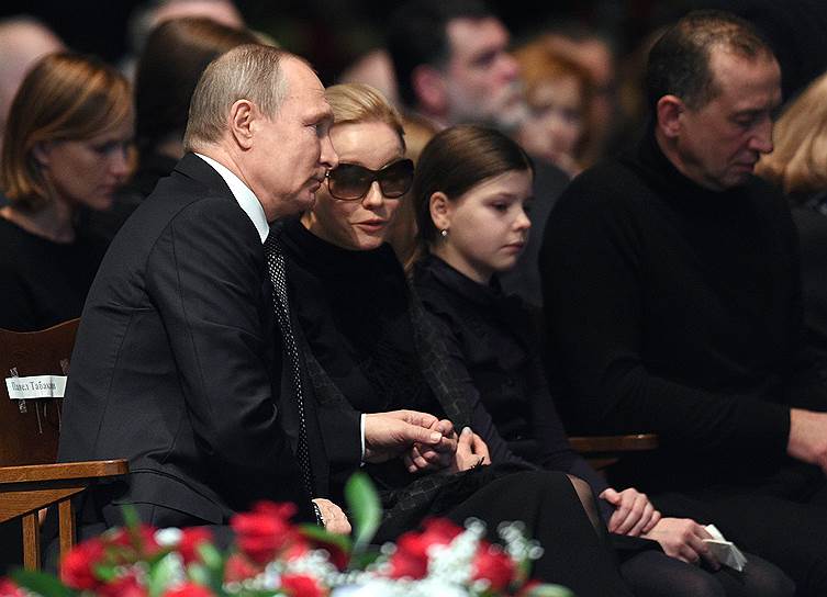 Слева направо: президент России Владимир Путин, вдова Олега Табакова, актриса Марина Зудина и дочь Олега Табакова Мария  