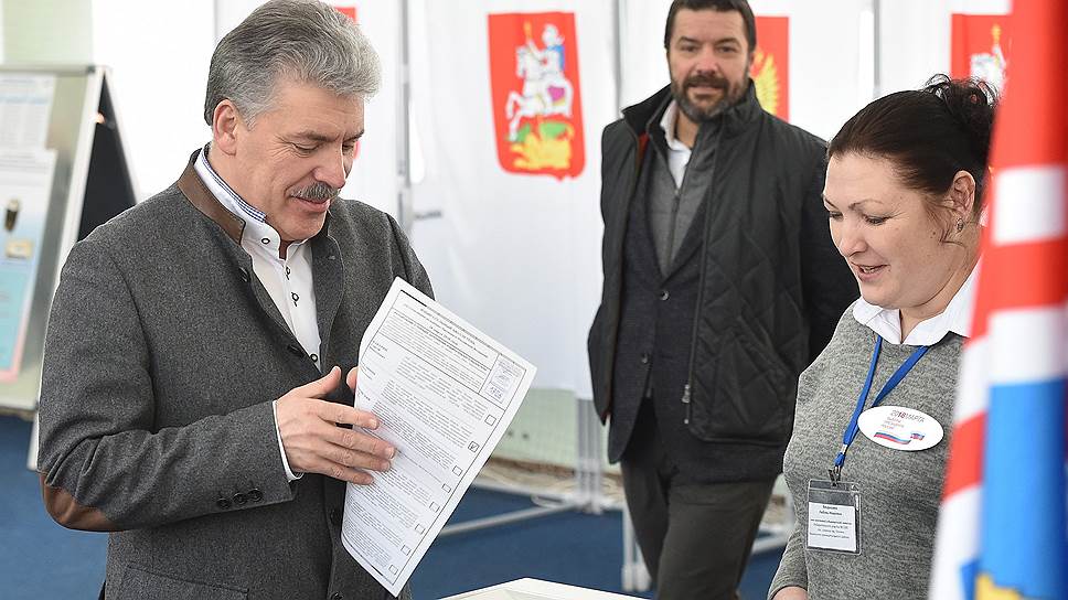 Глава совхоза имени Ленина Павел Грудинин (слева)