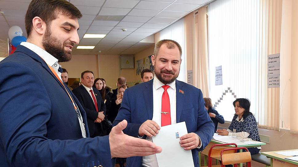 Кандидат в президенты России Максим Сурайкин (справа)