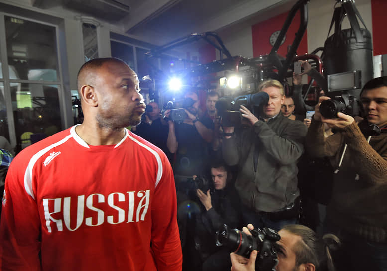 В августе 2015 года американский боксер-тяжеловес Рой Джонс-младший попросил у Владимира Путина российское гражданство. Это произошло в Севастополе, куда спортсмен приехал для участия в шоу «Сражение у горы Гасфорта». Президент пообещал Джонсу содействие, если тот «намерен связать значительную часть своей жизни с деятельностью в России». 25 сентября боксер получил паспорт гражданина России