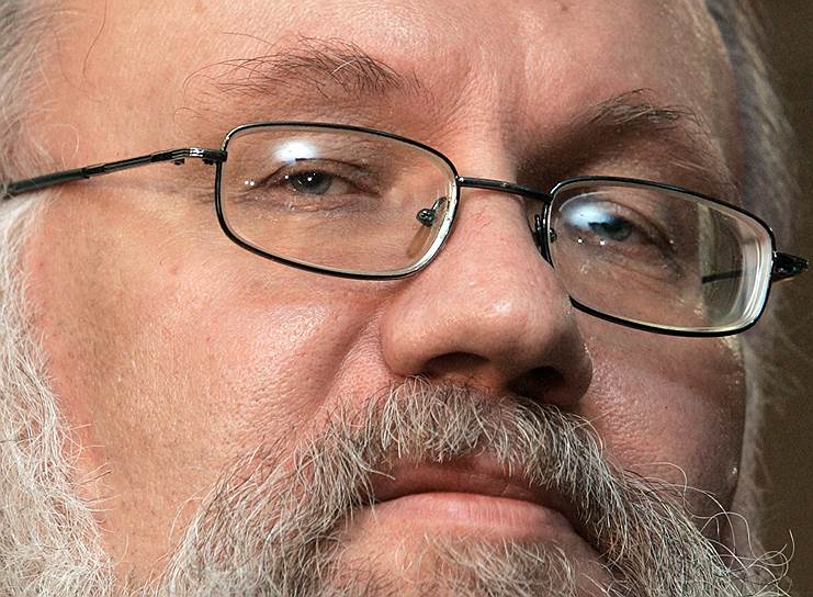 Экс-глава Центризбиркома Владимир Чуров признавался, что очень дорожит бородой и усами, с которыми ходит более 40 лет. Однако в 2011 году накануне выборов в Госдуму он пообещал сбрить их, если выборы будут нечестными. В январе 2012 года депутаты-коммунисты пытались повлиять на этот процесс, подарив ему ножницы. Несмотря на ряд нарушений, господин Чуров не выполнил обещание, посчитав, что выборы прошли в рамках закона  