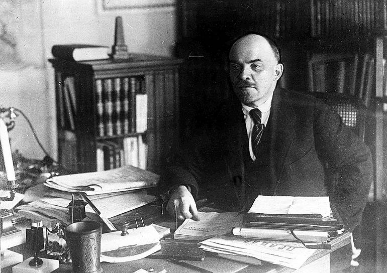 , председатель Совета Народных Комиссаров РСФСР и СССР (1917 - 1924).   на посту 