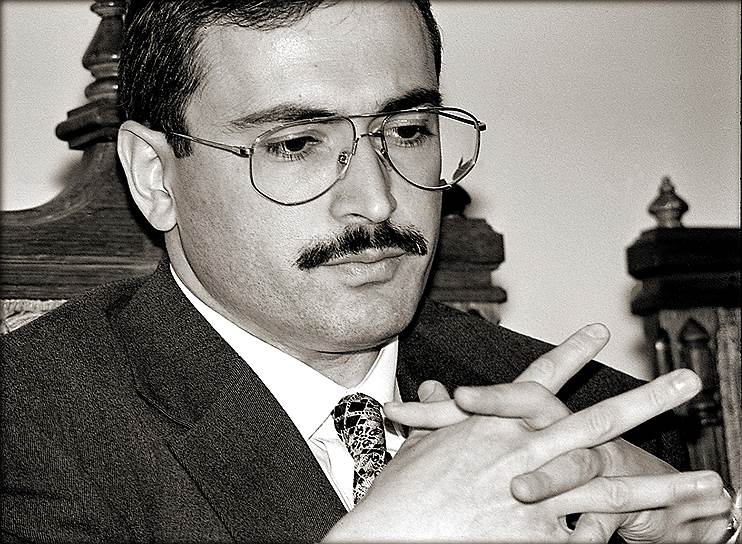 В 1990-е годы имидж экс-главы ЮКОСа Михаила Ходорковского дополняли усы  