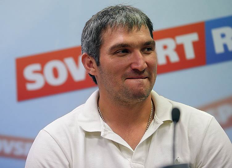 Ряд российских хоккеистов, в том числе нападающий клуба «Вашингтон» Александр Овечкин, принимает участие в этой благотворительной акции  