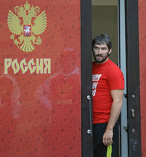 Ежегодно в мире проводится акция Мовембер (Усабрь), в ходе которой мужская часть населения отращивают усы и перечисляет деньги на борьбу с раком простаты и другими мужскими заболеваниями. Не остаются в стороне от акции и игроки НХЛ 