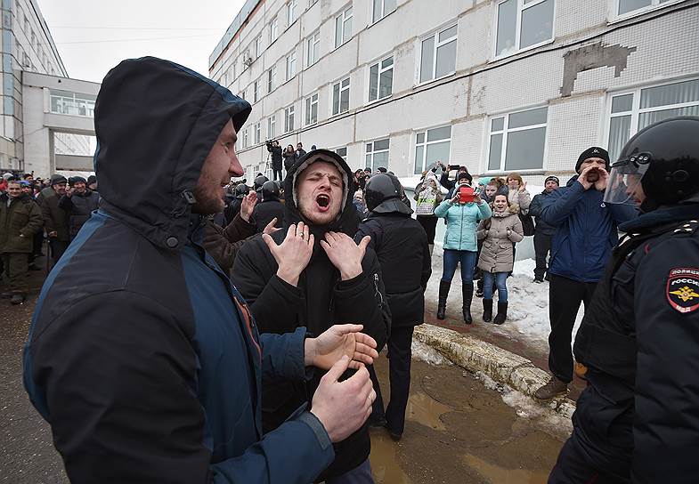 Митинг у здания Центральной районной больницы в Волоколамске