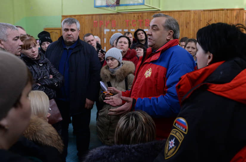 На фото: на тот момент глава МЧС РФ Владимир Пучков (справа) общается с родственниками пострадавших при пожаре в «Зимней вишне» 