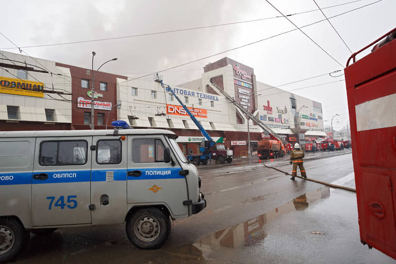 Огонь быстро перекинулся на четвертый этаж, где были расположены детские игровые комнаты и кинотеатр. Распространению пожара способствовали пустоты в перекрытиях и старая вентиляция 